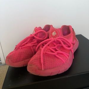Nike Huarace pink running shoes